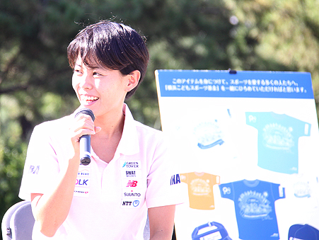 Ms. Ueda speaking about the Foundation at a talk show during the Yokohama Seaside Triathlon competition (September 29, 2013)