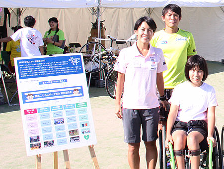 Ms. Ueda and participants in the paraaquathlon race of Yokohama Seaside Triathlon (September 29, 2013)