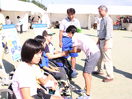 Ms. Ueda shaking hands with race participants (September 29, 2013)