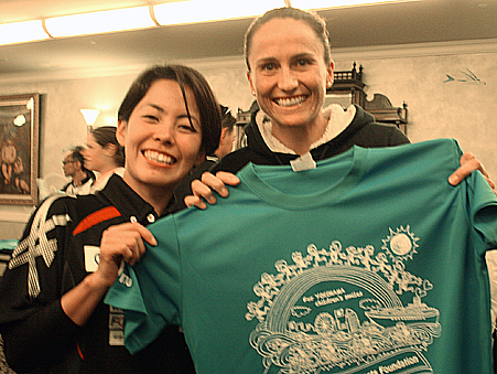上田選手とエマ・モファット選手（オーストラリア）が基金Tシャツを手に記念撮影。（2013年5月10日）写真